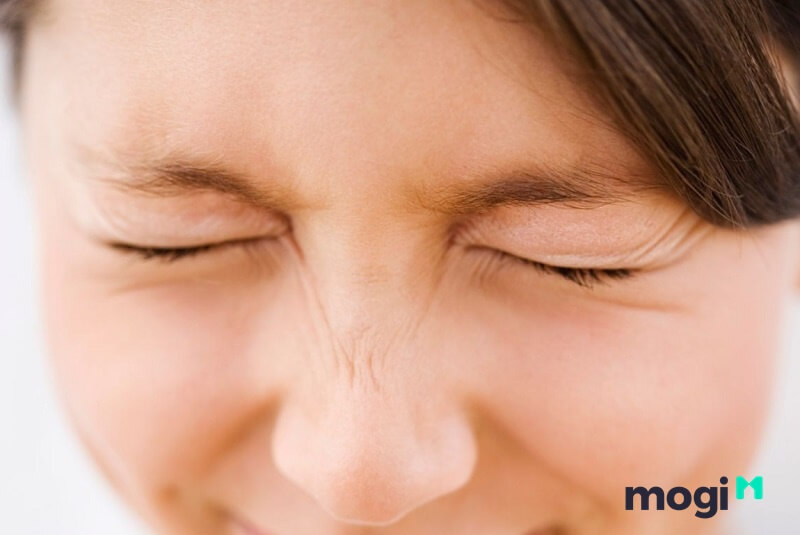 Nháy mắt là điềm báo hay bệnh? Có đáng lo ngại? 1 Nháy mắt (co giật mí mắt) là biểu hiện của những cử động không có chủ ý, thường xảy ra ở cả hai bên mắt.