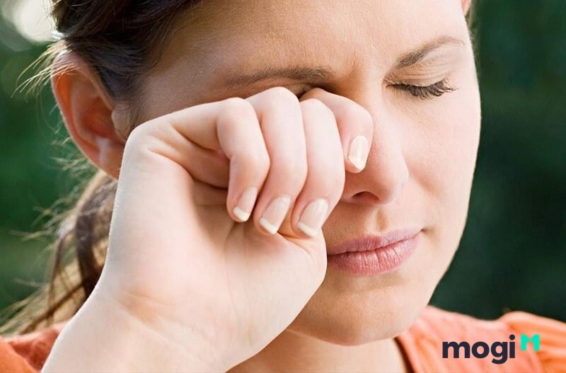 Nháy mắt là điềm báo hay bệnh? Có đáng lo ngại? 2 Có rất nhiều nguyên nhân làm cho mắt bị giật liên tục.