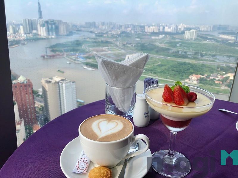Quán cafe với view ngắm đường phố từ trên cao.