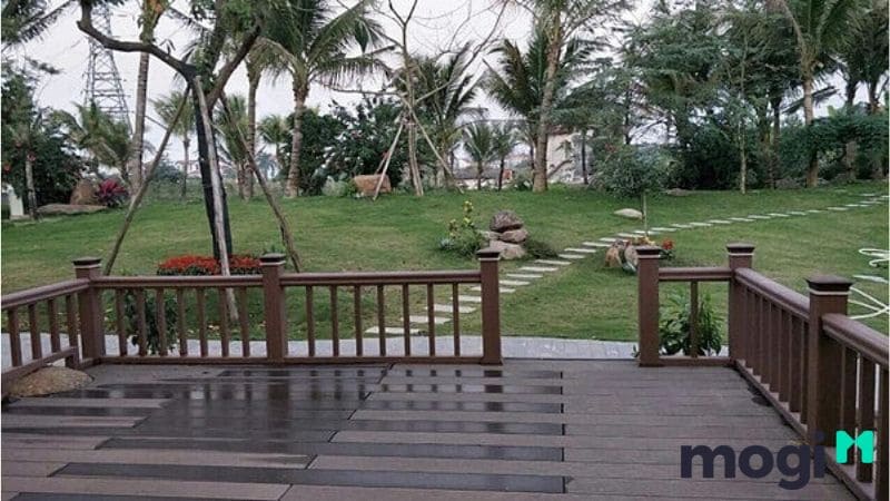 Hiên nhà lớn dễ sinh hoạt ngoài trời.