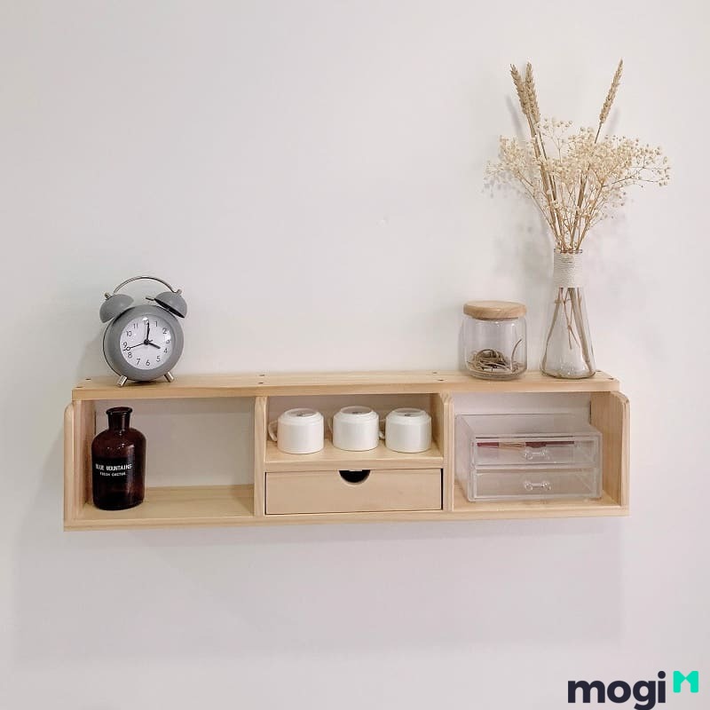 Các kệ treo tường sẽ giúp bạn tận dụng không gian trên cao.