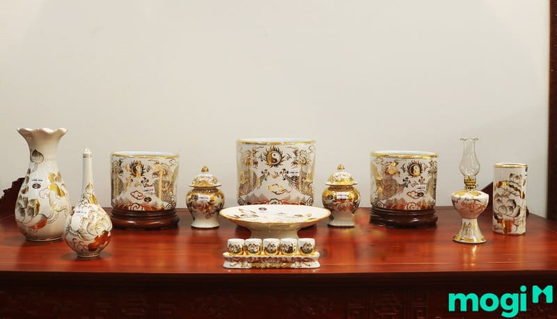 Bàn thờ đặt 3 bát hương