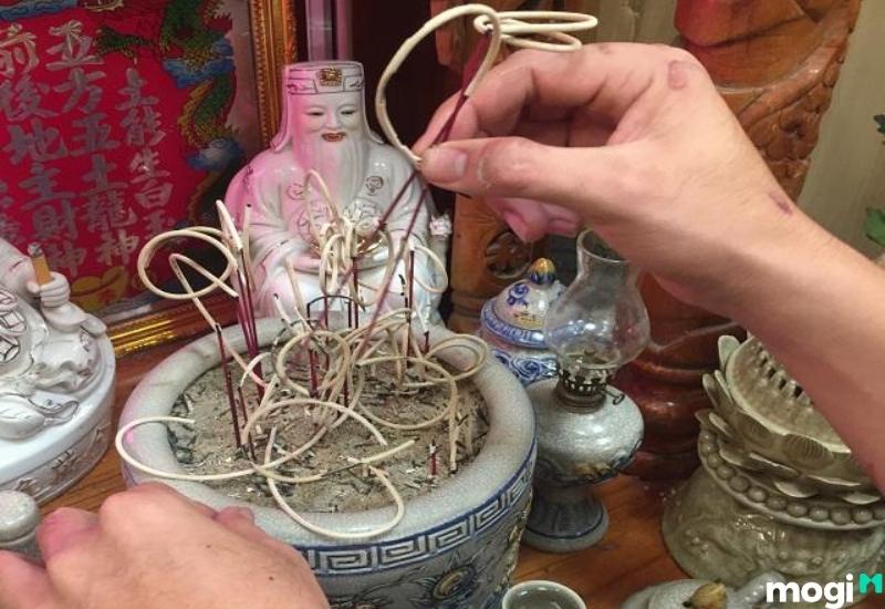 Công đoạn bốc bát hương