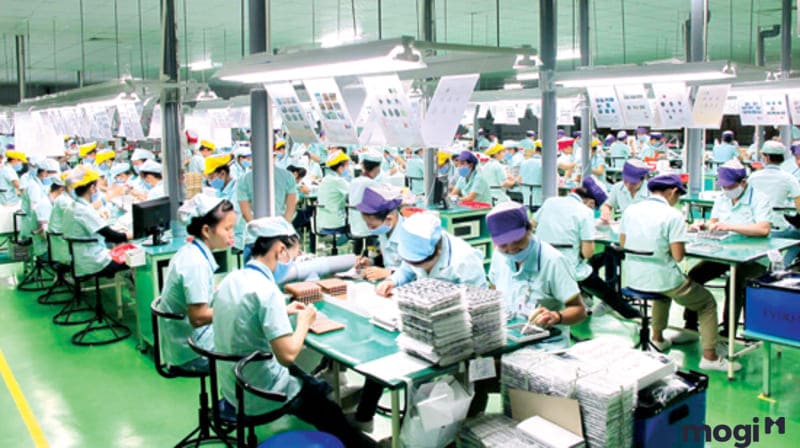 Công nhân đang làm việc tại một công xưởng trong kcn vĩnh lộc