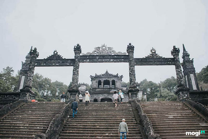 Cổng tam quan lăng Vua Khải Định