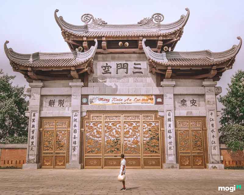 Cổng tam quan chùa Bái Đính