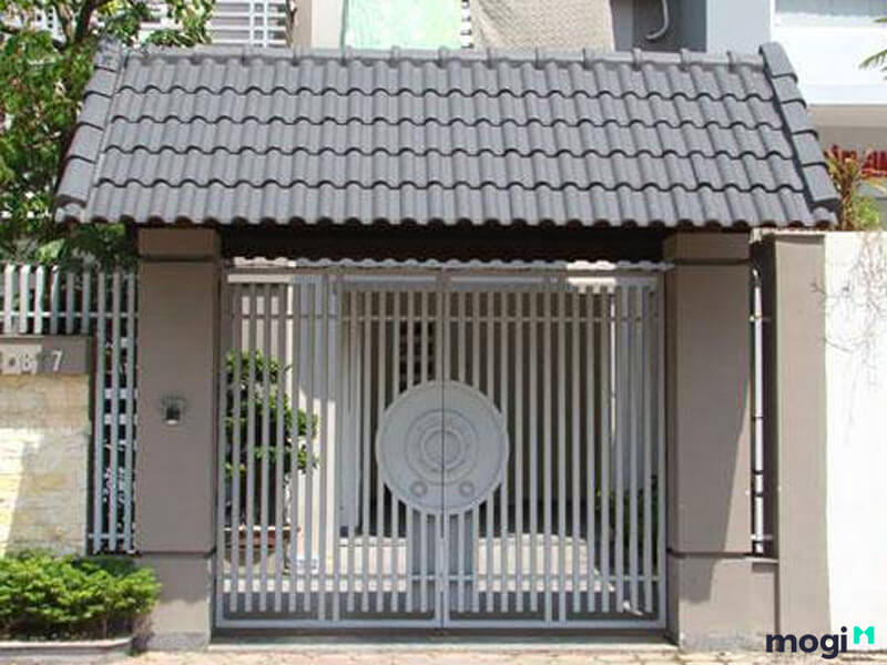Mẫu cổng nhà cấp 4 bằng sắt mái che kiểu Thái