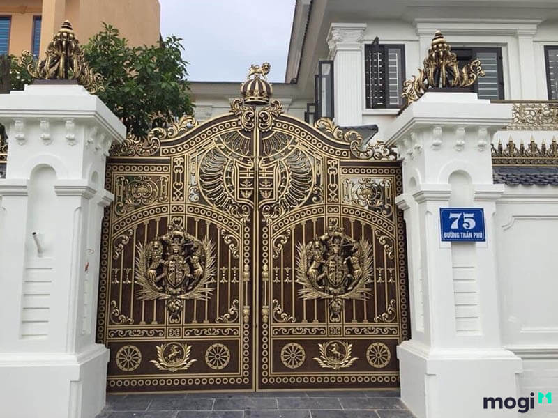 Cổng nhà phố 5m bằng nhôm đúc