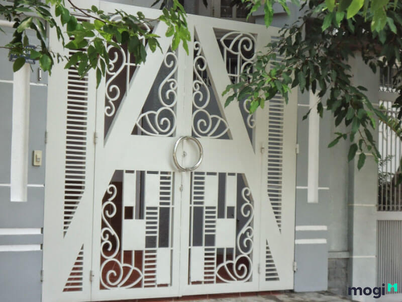 Cổng nhà phố hiện đại bằng sắt có họa tiết