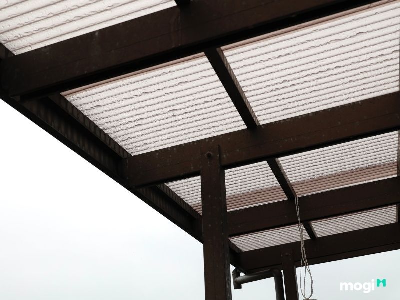 Giá mái nhựa Polycarbonate sân thượng
