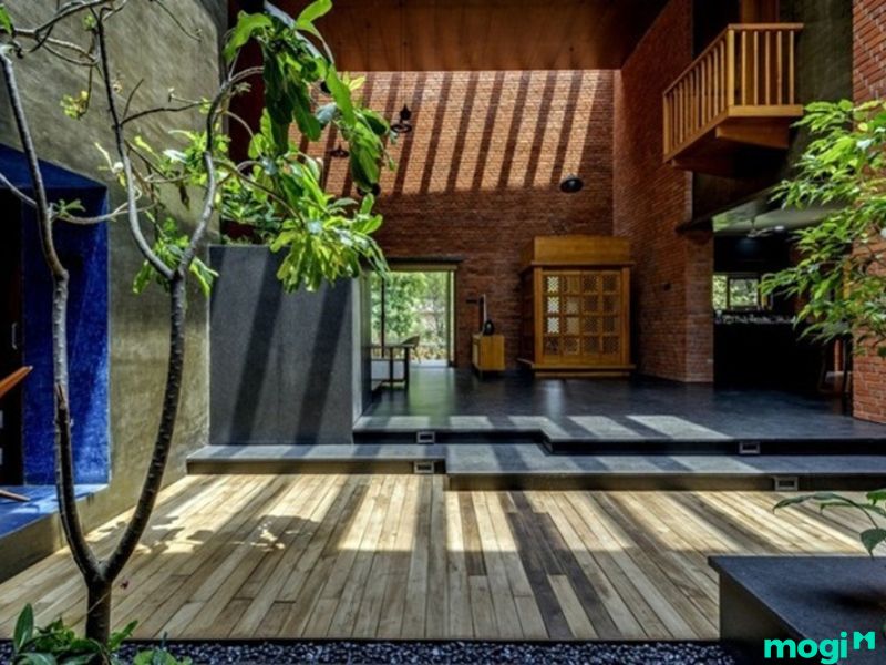 Nhà xây gạch mộc ở sân sau