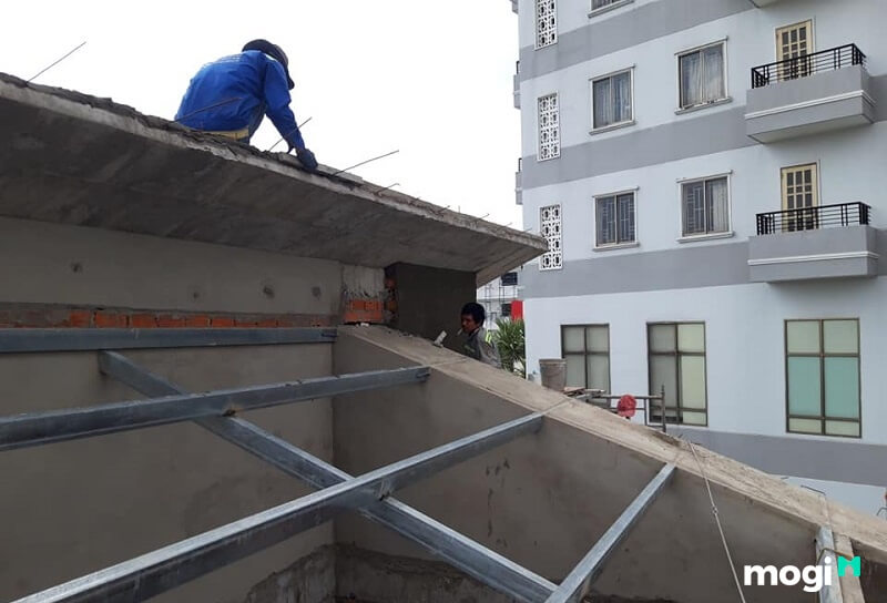 Thi công lâu và khó hơn mái bằng.