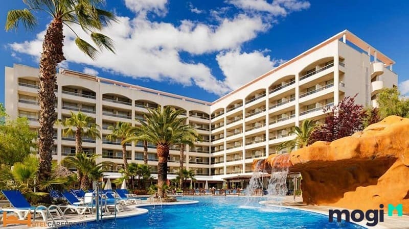 Motel là gì? Điều gì tạo nên sự khác biệt giữa Motel và Hotel 6 Hotel có bộ phận nhân sự rất đông còn motel lại đơn giản hơn nhiều