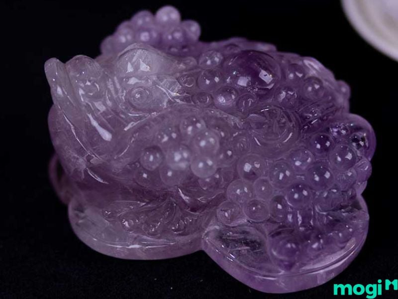 Người mệnh Hỏa thích hợp với Kim Thiền có màu tím, đỏ và xanh lá cây