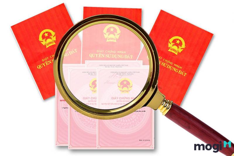 Kiểm tra sổ hồng giả bằng kính lúp