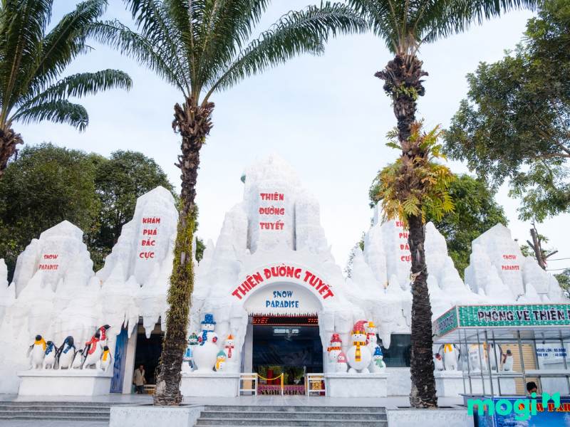 Tại khu du lịch bửu long