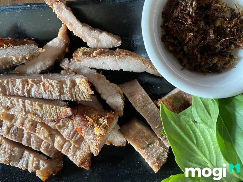 Thấy kiến bò theo đàn bu vào thức ăn
