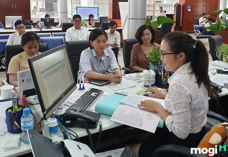 Phòng Tài nguyên và Môi trường tiếp nhận hồ sơ.