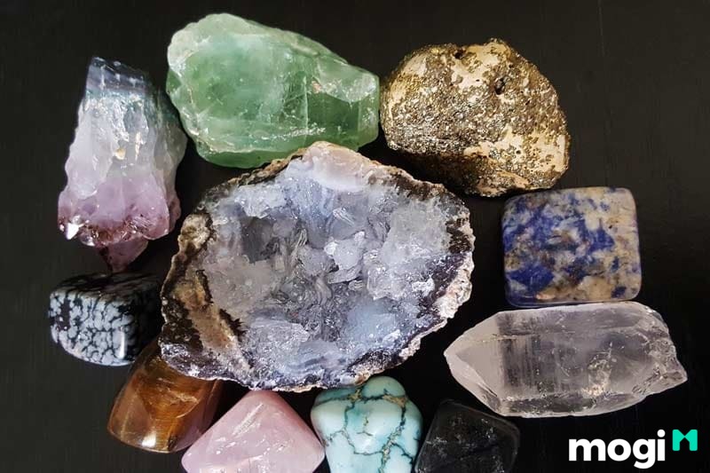 Tuổi Ất Tỵ 2025 hợp với đá mang màu sắc hỏa