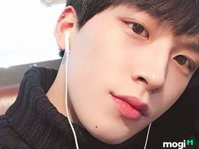 Nốt ruồi son dưới cằm nam