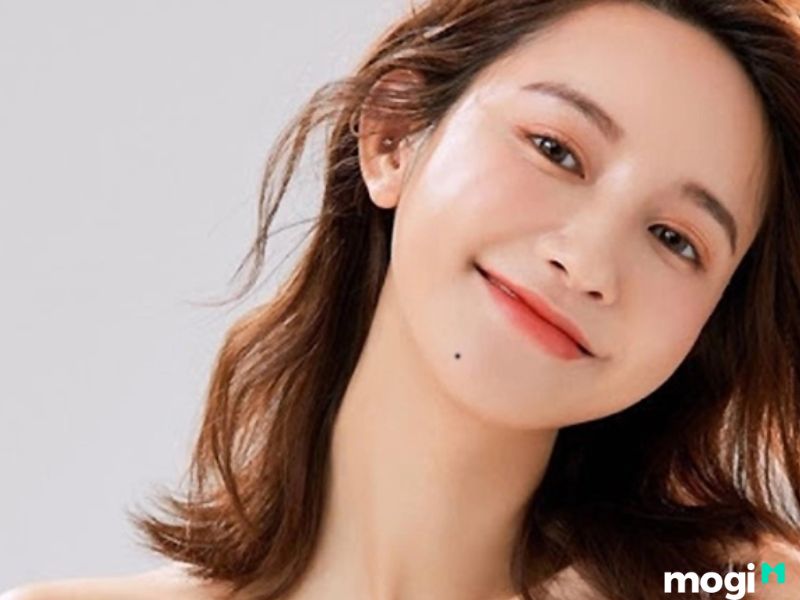 Nốt ruồi dưới cằm trái nữ
