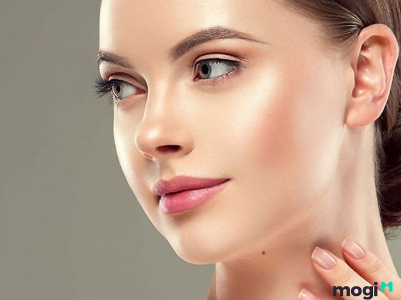Nốt ruồi ở dưới nọng cằm nữ