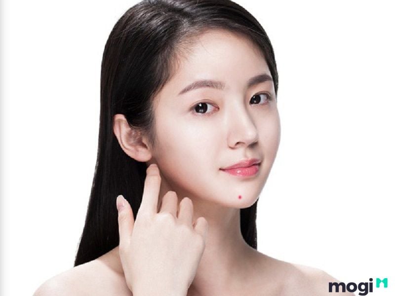Nốt ruồi son dưới cằm nữ