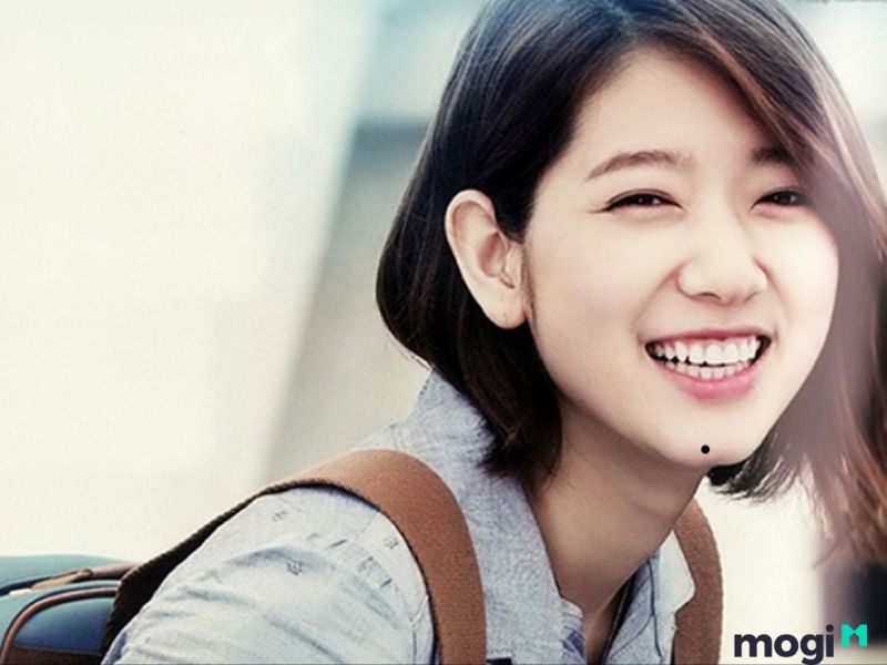 Nốt ruồi ở cằm chẻ nữ