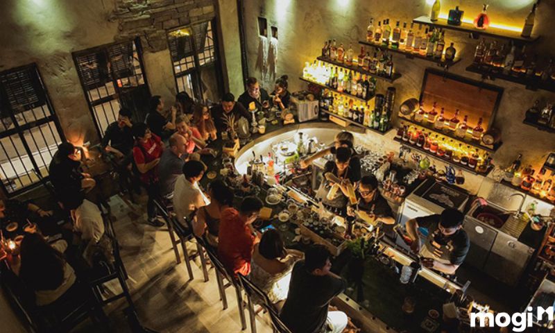 Staycation là gì? Đi "quẩy" bar, pub cũng được xem là hoạt động staycation đấy