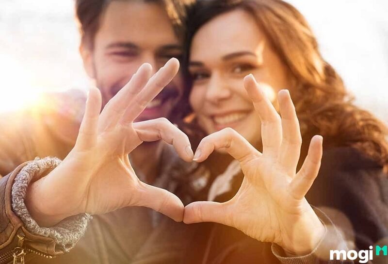 2029 mệnh gì? Nữ Kỷ Dậu có vận đào hoa của Đại Trạch Thổ nên được nhiều đối tượng theo đuổi.