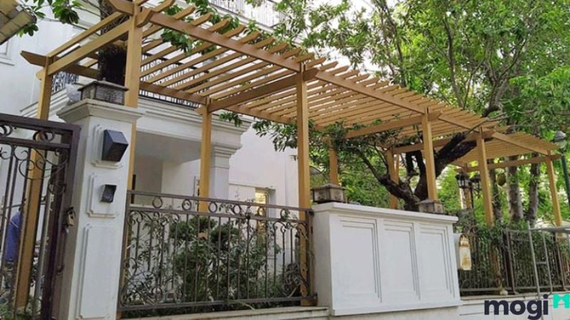 Giàn hoa sắt gần cổng