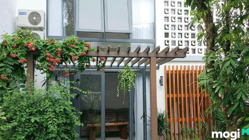 Giàn hoa sắt trước cửa nhà