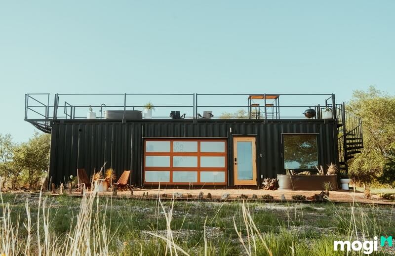 Một chiếc nhà container với phần sân thượng cực rộng cho gia chủ thỏa sức chill thư giãn vào sáng sớm, chiều tối.