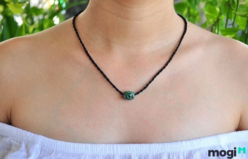 Mặt dây chuyền lu thống cẩm thạch hợp với người mệnh Mộc