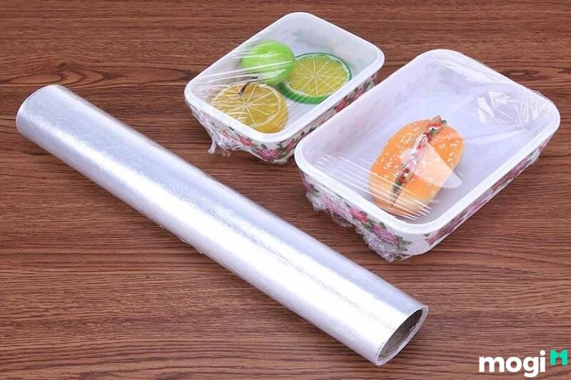 Dùng hộp nhựa và màng bọc thực phẩm để diệt bồ hóng.