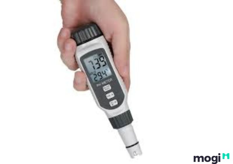 Sử dụng bút đo độ pH của đất