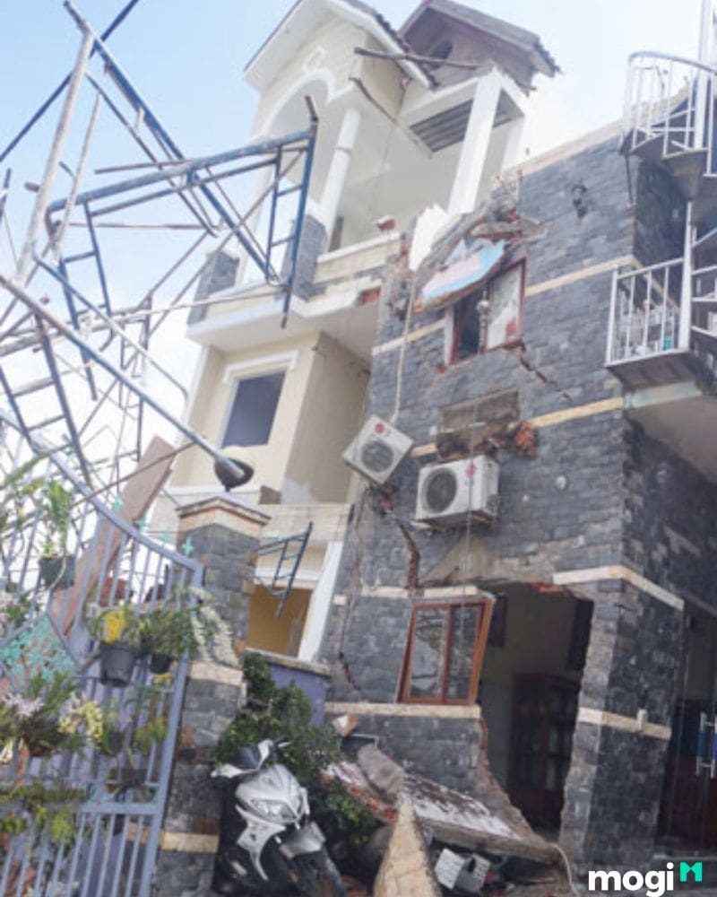 Nhà bị nghiêng do công trình liền kề
