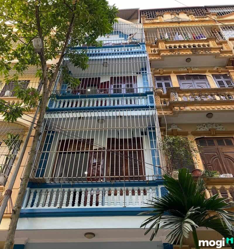 Thêm một dãy nhà có lắp đặt chuồng cọp điểm xuyến sơn xanh khá ấn tượng.