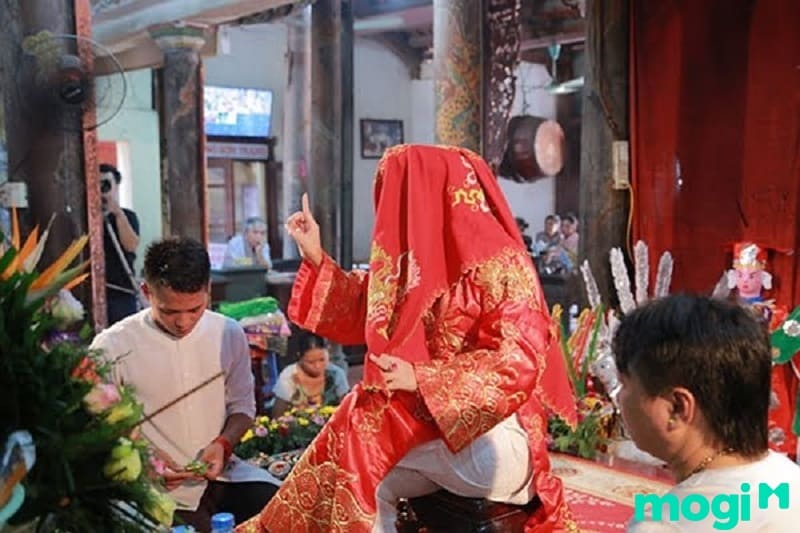 Ai là người sẽ ra hầu đồng?