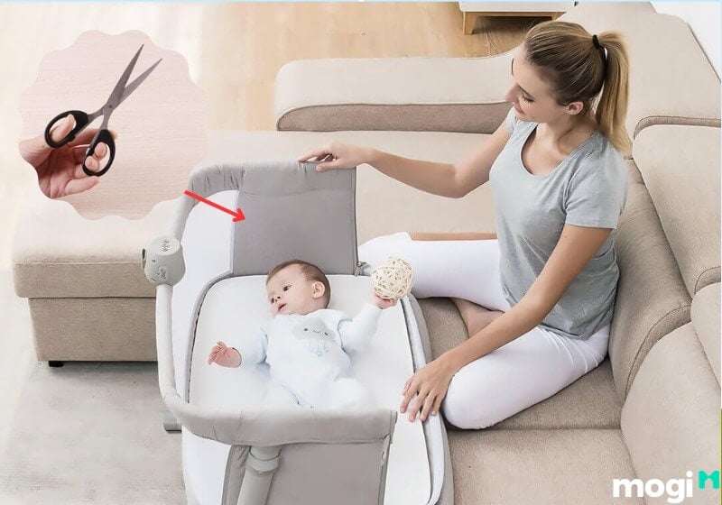 Đặt dao hoặc kéo ở dưới nơi bé nằm để trừ tà ma quấy nhiễu.