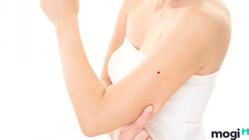 Nốt ruồi son ở cánh tay phải 