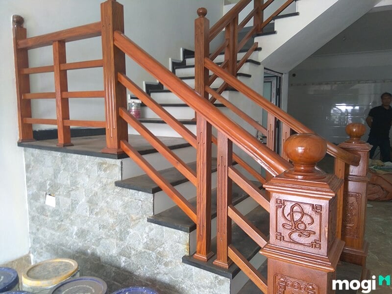 Cầu thang gỗ vuông còn được gọi là cầu thang gỗ hình trụ.