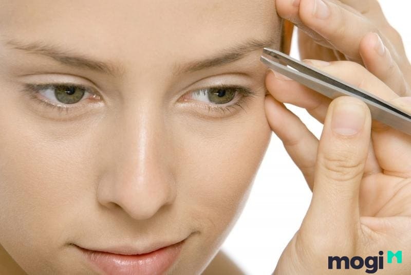 Tỉa lông mày bằng nhíp khá đơn giản và tiết kiệm chi phí rất nhiều