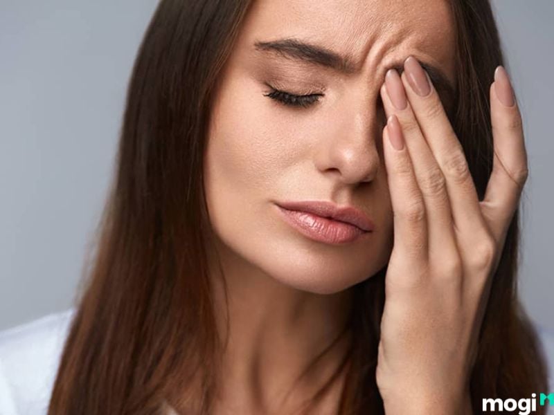 giật lông mày trái từ 1h00 -3h00