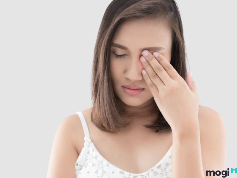 giật lông mày trái từ 7h00 -9h00