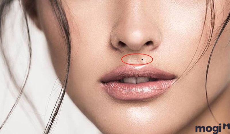Nữ có nốt ruồi ở dưới mũi
