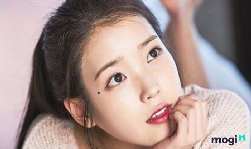 Nốt ruồi đuôi mắt phải nữ
