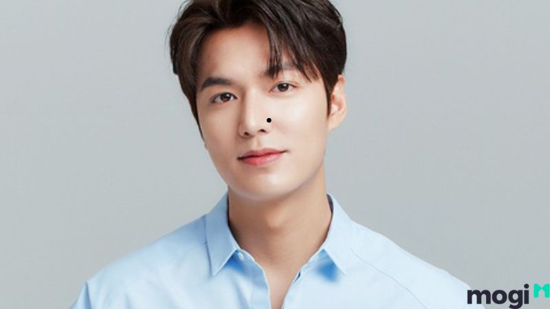 Nốt ruồi ở khe mũi nam