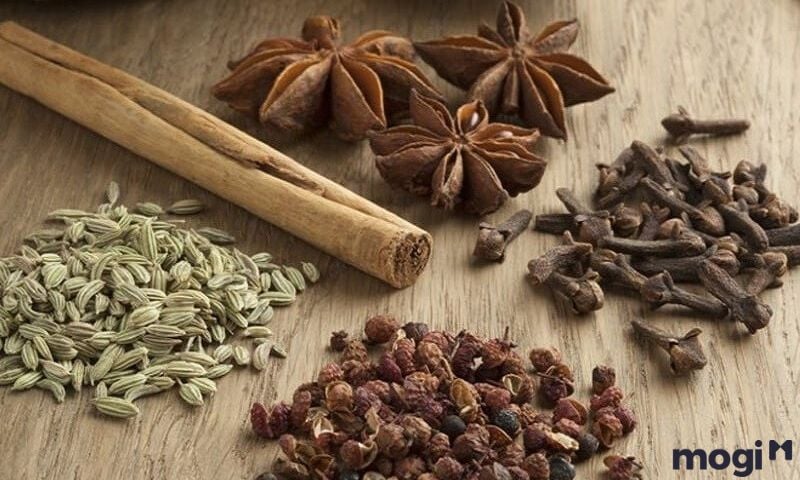 Dùng nước ngũ vị hương tẩy uế để thanh tẩy trước khi thực hiện văn khấn bao sái bàn thờ