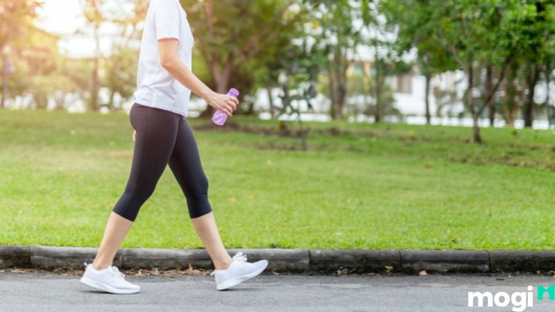 dáng đi lắc hông của phụ nữ thành đạt